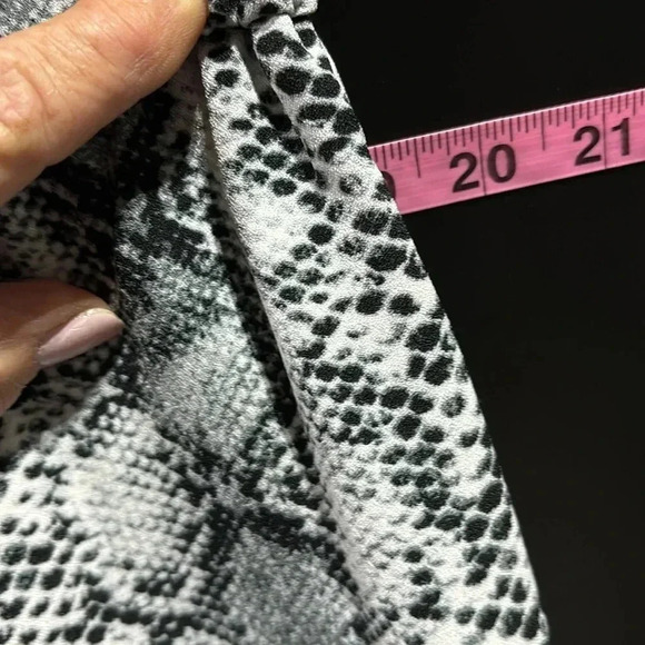 SOHO Apparel Wide leg, crop,snake skin print elastic waist w/tie, pockets,summer - Picture 8 of 11